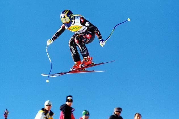 Corinne Rey Bellet (Schweiz) im Flug Alpiner Skilauf Damen Weltcup 1999 2000, Welt-Cup, Worldcup, World, WC, Ski alpin, Skisport, Abfahrt, Abfahrtslauf Einzelbild St. Moritz