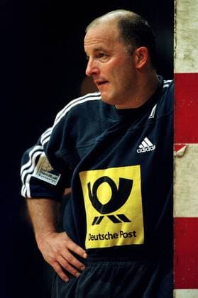 Torwart Stefan Hecker (Essen) schaut skeptisch Handball 1. BL Herren Saison 1999 2000, TUSEM Essen Einzelbild Grugahalle Essen Skepsis,