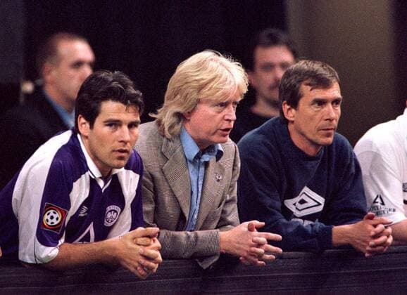 Fußball, Trainerhistorie, TeBe Berlin Trainer Winfried Schäfer (Mitte), neben ihm Co-Trainer Stefan Mücke (re.) und Marco Walker (alle TeBe) Fußball Herren DFB-Hallenpokal 2000, Hallenturnier, Hallenmasters, Hallenfußball, Halle, Masters, Indoor Gruppe Max-Schmeling-Halle Berlin