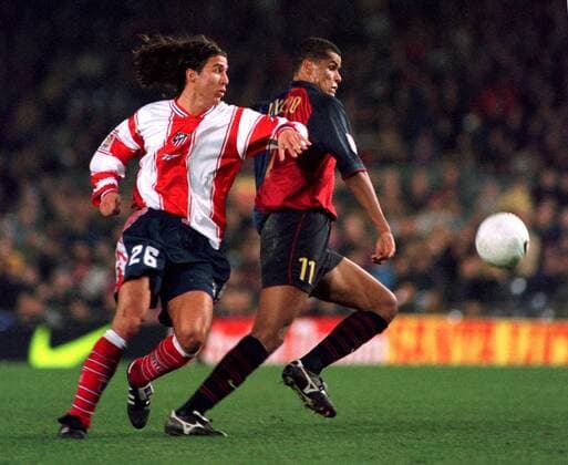 Rivaldo (Barca, re.) im Zweikampf mit Gaspar (Atletico) Fußball Herren Primera Division, Saison 1999 2000, 1. Spanische Liga, FC Barcelona - Atletico Madrid 2:1, Gruppe Nou Camp Barcelona