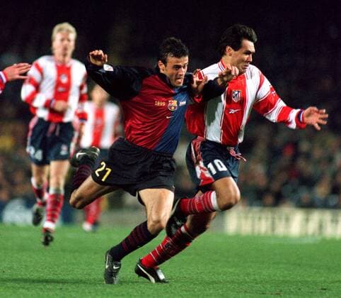 Luis Enrique (Barca, li.) im Duell mit Celso Rafael Ayala (Atletico) Fußball Herren Primera Division, Saison 1999 2000, 1. Spanische Liga, FC Barcelona - Atletico Madrid 2:1 Gruppe Nou Camp Barcelona