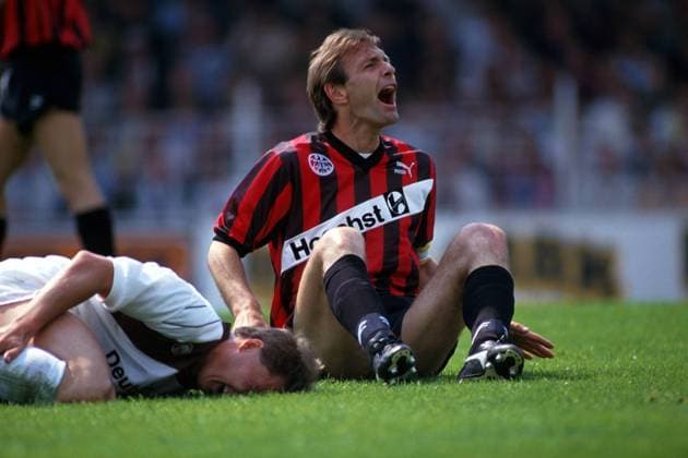 Kapitän Karl-Heinz Körbel (Frankfurt) schimpft wie ein Rohrspatz Fußball 1. BL Herren Saison 1990 1991: FC St. Pauli - Eintracht Frankfurt Gruppe Wilhelm-Koch-Stadion am Millerntor Hamburg Skepsis, Ungeduld, Verzweiflung, Wut,