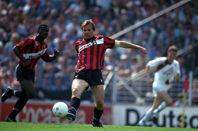 Kapitän Karl-Heinz Körbel (Frankfurt) legt den Ball ab Fußball 1. BL Herren Saison 1990 1991: FC St. Pauli - Eintracht Frankfurt Gruppe Wilhelm-Koch-Stadion am Millerntor Hamburg Dynamik,
