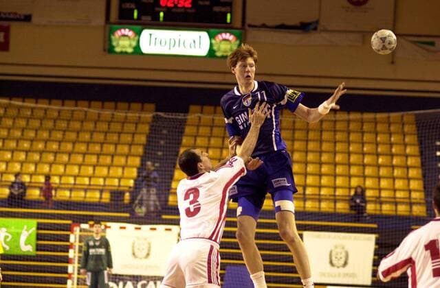 Volker Zerbe (Deutschland, re.) im Duell mit einem portugiesischen Gegenspieler Handball Länderspiel Herren 4-Länderturnier 2000, Vierländerturnier, Vier, Vierländer-Turnier, Länder, Nationalmannschaft Gruppe Las Palmas Gran Canaria Höhe