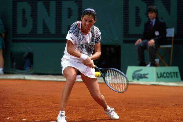 Monica Seles (USA) bei der beidhändig geschlagenen Vorhand Tennis Damen French Open 1992, Grand Slam, WTA Tour, Sand, Sandplatz, Sandplatztennis, Sandplatzturnier Einzelbild Roland Garros Paris
