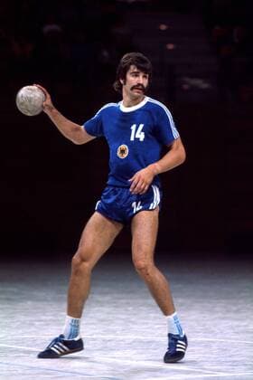 Heiner Brand (BRD) am Ball Handball Herren Nationalmannschaft 1976, Nationalteam, Nationaltrikot, Deutschland, Einzelbild