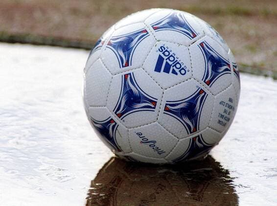 Ein adidas-Fußball spiegelt sich in der Nässe Fußball 1. BL Herren Saison 1998 1999, Wetter, Regenwetter, Regen Einzelbild Olympiastadion Berlin