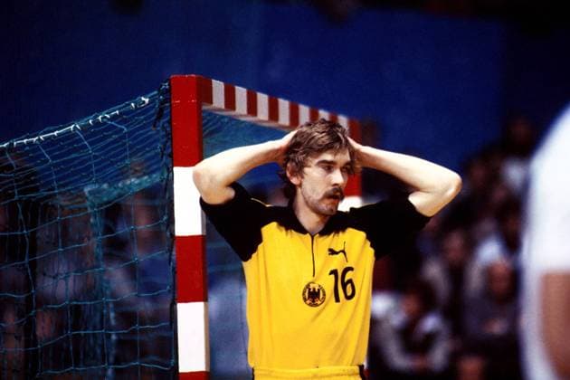 Torhüter Andreas Thiel (BRD) mit seltsamem Blick Handball WM Herren Weltmeisterschaft 1982, Nationalmannschaft, Nationalteam, Nationaltrikot, Deutschland Einzelbild Gruga-Halle Essen