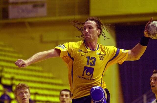 Staffan Olsson (Schweden) beim Wurf Handball EM Herren Europameisterschaft 2000, Nationalmannschaft, Nationalteam, Nationaltrikot Einzelbild Zagreb