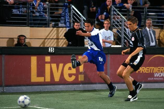 Ante Covic (Hertha, li.) beim Schuß, rechts Zlatan Bajramovic (St. Pauli) Fußball Herren DFB-Hallenmasters 2000, Hallenturnier, Masters, Halle, Indoor, Hallenfußball, Hallenpokal Gruppe Max-Schmeling-Halle Berlin