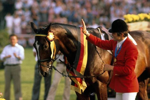 Weltmeister Gerd Wiltfang (Deutschland) gratuliert seinem Pferd Roman Pferdesport WM Herren Weltmeisterschaft im Springreiten 1978, Reiten, Reitsport, Pferd, Reitturnier, Springreitturnier, Einzelbild Aachen Begeisterung, Freude,