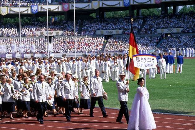 Dr. Rainer Klimke (Deutschland) führt als Fahnenträger das deutsche Team ins Stadion von Seoul Pferdesport OS Sommer Olympische Spiele 1988, Sommerspiele, Olympia, Olympiade, Zeremonie, Feier, Südkorea Totale Olympiastadion Seoul