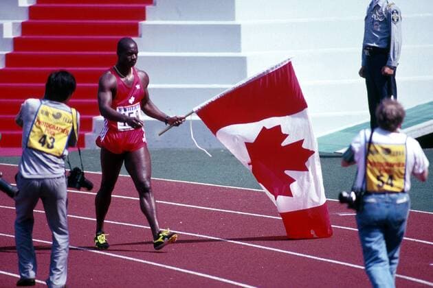 Ben Johnson (Kanada) auf der Ehrenrunde mit der Nationalfahne Leichtathletik OS Sommer Herren Olympische Spiele 1988, Olympia, Olympiade, Sommerspiele, Südkorea, 100m, 100 m, Sprint, Gruppe Olympiastadion Seoul Begeisterung,