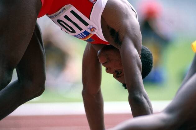 Carl Lewis (USA) nimmt die Startposition ein Leichtathletik OS Sommer Herren Olympische Spiele 1988, Olympia, Olympiade, Sommerspiele, Südkorea, 100m, 100 m, Sprint, Sprinten Einzelbild Olympiastadion Seoul