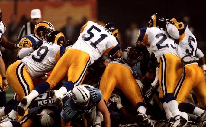 Schlacht um das Ei - hier die Rams oben die Titans unten American Football Herren Superbowl 2000, NFL, National Football League, Finale, Endspiel, Super Bowl Totale Georgia Dome Atlanta Masse, Kampf,