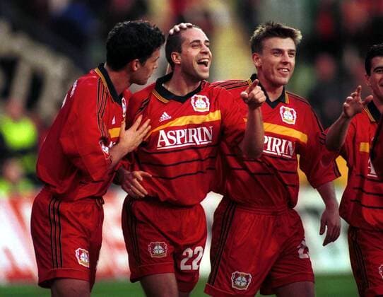 Jubiläumstorschützen der Bundesliga Michael Ballack, Stefan Beinlich und Bernd Schneider (alle Bayer, v. l. n. r.) freuen sich über das 3:0 Fußball 1. BL Herren Saison 1999 2000, Bayer 04 Leverkusen - MSV Duisburg 3:0 Gruppe BayArena Leverkusen Freude,