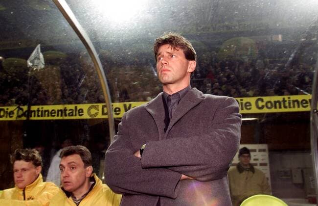 Trainer Michael Skibbe (BVB) steht die Ratlosigkeit ins Gesicht geschrieben Fußball 1. BL Herren Saison 1999 2000, Borussia Dortmund Einzelbild Westfalenstadion Dortmund Enttäuschung,