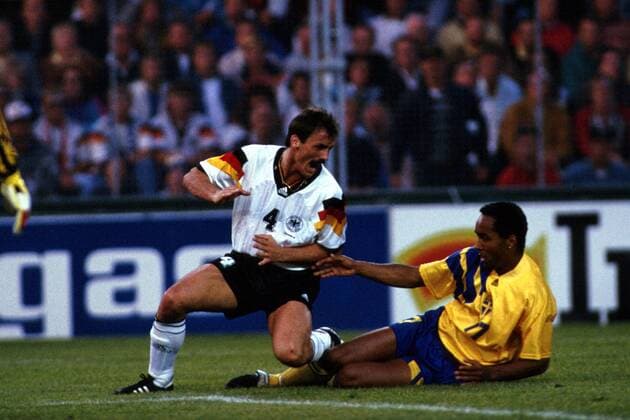 Jürgen Kohler (li., Deutschland) geht auf Martin Dahlin (Schweden) los Fußball EM Herren Europameisterschaft 1992, Länderspiel, Schweden - Deutschland 2:3, Nationalmannschaft Gruppe Rasunda-Stadion Stockholm Wut