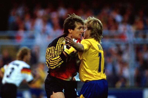 Torwart Bodo Illgner (li., Deutschland) wird von Tomas Brolin (Schweden) bedrängt Fußball EM Herren Europameisterschaft 1992, Länderspiel, Schweden - Deutschland 2:3, Nationalmannschaft Gruppe Rasunda-Stadion Stockholm