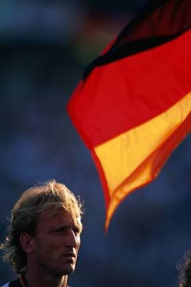 Fußball, EM Finale 1992 in Göteborg, Dänemark - Deutschland 2:0 Andreas Brehme (Deutschland) für Deutschland Fußball EM Herren Europameisterschaft 1992, Länderspiel, Deutschland, Nationalmannschaft, Finale, Endspiel Einzelbild Stadion Ullevi Göteborg