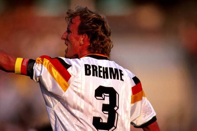 Fußball, EM Finale 1992 in Göteborg, Dänemark - Deutschland 2:0 Kapitän Andreas Brehme (Deutschland) dirigiert Fußball EM Herren Europameisterschaft 1992, Länderspiel, Dänemark - Deutschland 2:0, Nationalmannschaft, Finale Einzelbild Endspiel, Stadion Ullevi Göteborg