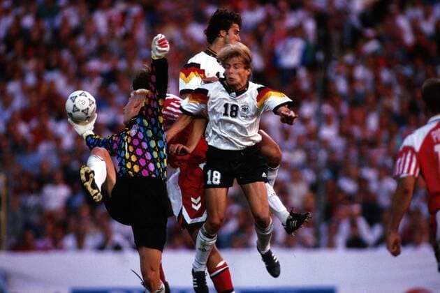 Fußball, EM Finale 1992 in Göteborg, Dänemark - Deutschland 2:0 Torwart Peter Schmeichel (Dänemark) fischt den Ball vor Jürgen Klinsmann (re., Deutschland) und Riedle (dahinter) weg Fußball EM Herren Europameisterschaft 1992, Länderspiel, Dänemark - Deutschland 2:0, Nationalmannschaft, Finale Gruppe Endspiel, Stadion Ullevi Göteborg Dynamik, Höhe, Kampf,