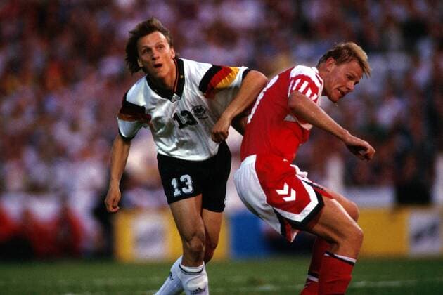 Fußball, EM Finale 1992 in Göteborg, Dänemark - Deutschland 2:0 Andreas Thom (Deutschland) gegen Kent Nielsen (Dänemark) Fußball EM Herren Europameisterschaft 1992, Länderspiel, Dänemark - Deutschland 2:0, Nationalmannschaft, Finale Gruppe Endspiel, Stadion Ullevi Göteborg Dynamik, Kampf,