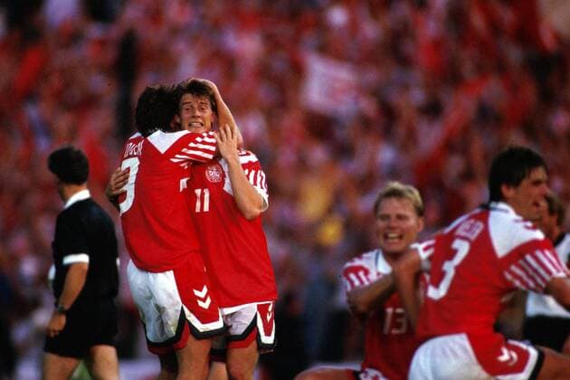 Fußball, EM Finale 1992 in Göteborg, Dänemark - Deutschland 2:0 Flemming Povlsen (li.) und Brian Laudrup (beide Dänemark) fallen sich nach dem Abpfiff in die Arme Fußball EM Herren Europameisterschaft 1992, Länderspiel, Dänemark, Nationalmannschaft, Finale Gruppe Endspiel, Stadion Ullevi Göteborg Freude, Begeisterung,