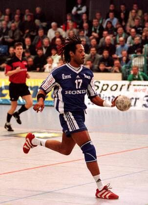Jackson Richardson (Großwallstadt) mit Ball Handball 1. BL Herren Saison 1999 2000: Minden - TV Großwallstadt 24:22 Einzelbild Kampa-Halle Minden Dynamik,