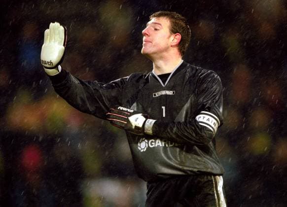 Torhüter Philipp Laux (Ulm) - Tai-chi im Regen Fußball 1. BL Herren Saison 1999 2000, SSV Ulm 1846 Einzelbild Westfalenstadion Dortmund