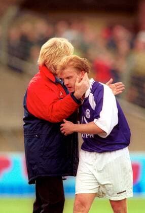 Trainer Winfried Schäfer (li.) dankt Sergej Kirjakow (beide TeBe) nach der Auswechslung Fußball 2. BL Herren Saison 1999 2000, Tennis Borussia Berlin, TB, Te Be Gruppe Mommsenstadion Berlin