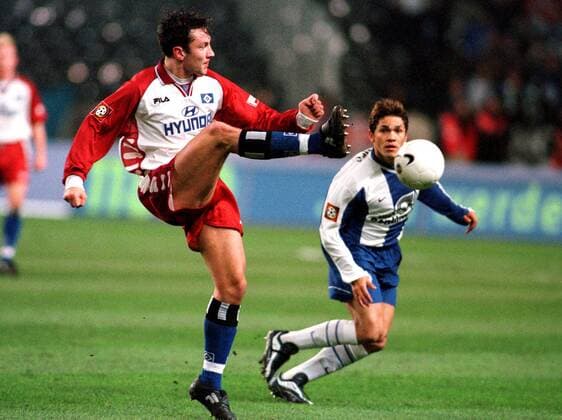 Ingo Hertzsch (HSV, li.) flankt, bevor Alex Alves (Hertha) herankommen kann Fußball 1. BL Herren Saison 1999 2000, Hertha BSC Berlin - Hamburger SV 2:1, Hamburg Gruppe Olympiastadion Berlin