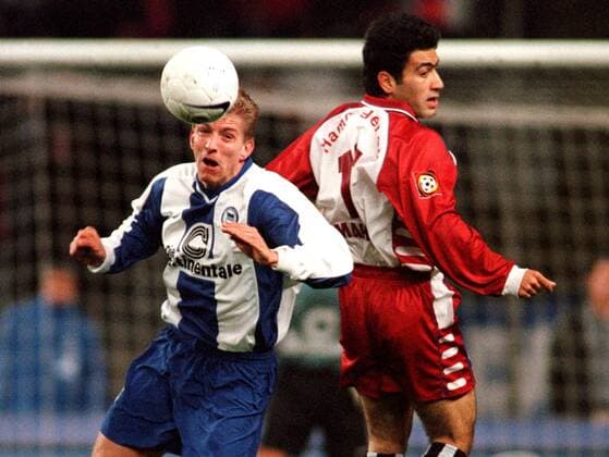 Marko Rehmer (Hertha) köpft im Rücken von Mehdi Mahdavikia (HSV, re.) Fußball 1. BL Herren Saison 1999 2000, Hertha BSC Berlin - Hamburger SV 2:1, Hamburg Gruppe Olympiastadion Berlin