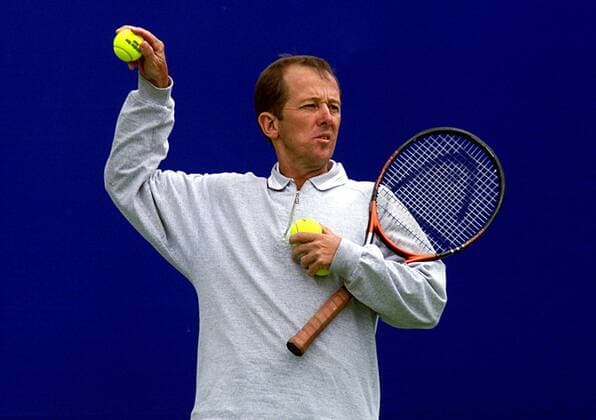 Bob Brett, der Trainer von Nicolas Kiefer (Deutschland), wirft Tennisbälle Tennis Herren Australian Open 2000, Grand Slam, ATP Tour, Hartplatz, Hardcourt, Hartplatztennis, Hartplatzturnier, Einzelbild Flinders Park Melbourne