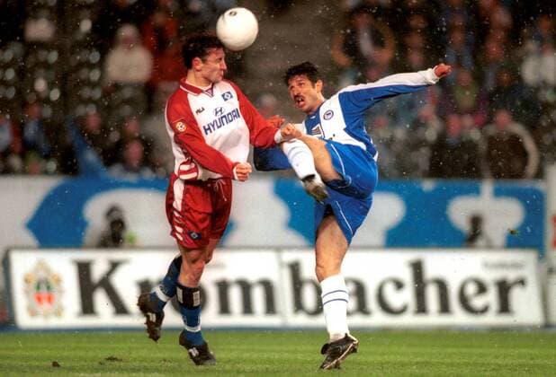Ingo Hertzsch (HSV, li.) im Duell mit Ali Daei (Hertha) Fußball 1. BL Herren Saison 1999 2000, Hertha BSC Berlin - Hamburger SV 2:1, Hamburg Gruppe Olympiastadion Berlin