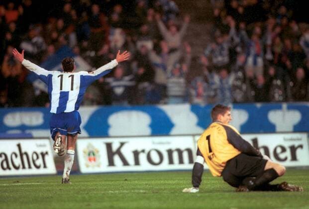 Michael Preetz (Hertha, li.) jubelt, Torhüter Hans-Jörg Butt (HSV) enttäuscht am Boden Fußball 1. BL Herren Saison 1999 2000, Hertha BSC Berlin - Hamburger SV 2:1, Hamburg Gruppe Olympiastadion Berlin Freude, Enttäuschung,