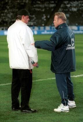 Trainer Jürgen Röber (Hertha, re.) und Trainerkollege Frank Pagelsdorf (HSV) im Gespräch Fußball 1. BL Herren Saison 1999 2000, Hertha BSC - Hamburger SV 2:1, Hamburg Gruppe Olympiastadion Berlin