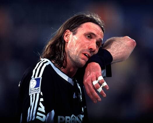 Staffan Olsson (Kiel) wischt sich den Schweiß ab Handball 1. BL Herren Saison 1999 2000, THW Kiel Einzelbild Ostseehalle Kiel Erschöpfung,