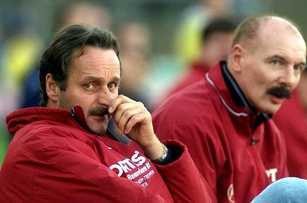 Fußball, Trainerhistorie, Kickers Offenbach Trainer Peter Neururer (li.) nachdenklich, re. Co-Trainer Kasper (beide Offenbach) Fußball 2. BL Herren Saison 1999 2000, Offenbacher Kickers, Offenbach, OFC, Gruppe Bieberer Berg Offenbach, OFC Skepsis,