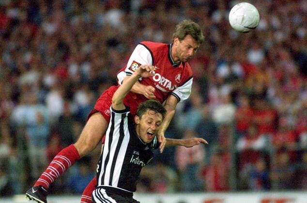 Manfred Binz (OFC, oben) stützt sich beim Kopfball bei Dimtcho Beliakov (Nürnberg) auf Fußball 2. BL Herren Saison 1999 2000, Offenbacher Kickers, Offenbach - 1. FC Nürnberg, OFC, Gruppe Bieberer Berg Offenbach