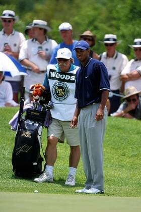 Eldrick Tiger Woods (USA) mit seinem Caddy Mike Cowan Golf Herren Million Dollar Challenge 1998, Golfen, Profigolf, Golfprofi, Golfprofis, Profi, Profis Gruppe Gary Player Country Club Sun City