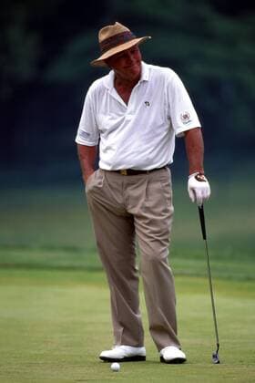 Golflegende Arnold Palmer (USA) grübelnd auf dem Grün Golf Herren BMW International Open 1999, Golfen, Profi, Profis, Golfprofi, Golfprofis, Profigolf, Europe-Tour Einzelbild Golfclub Nord-Eichenried München Nachdenklichkeit,