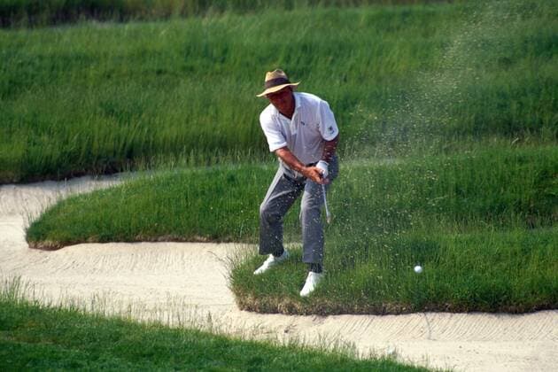 Golflegende Arnold Palmer (USA) beim Bunkerspiel Golf Herren BMW International Open 1999, Golfen, Profi, Profis, Golfprofi, Golfprofis, Profigolf, Europe-Tour Totale Golfclub Nord-Eichenried München