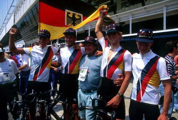 Bernd Dittert, Christian Meyer, Uwe Peschel und Michael Rich (Deutschland) jubelnd über ihrem Olympiasieg Radsport OS Sommer Herren Olympische Sommerspiele 1992, Olympiade, Olympia, Spiele, Gruppe Straßenradsport, Barcelona Freude, Begeisterung,