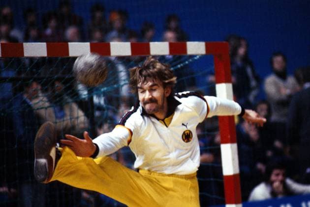 Torwart Andreas Thiel (BRD) wehrt ab Handball WM Herren Weltmeisterschaft 1982, Nationalmannschaft, Nationaltrikot, Nationalteam, BR Deutschland Einzelbild Westfalenhalle Dortmund Abwehr,