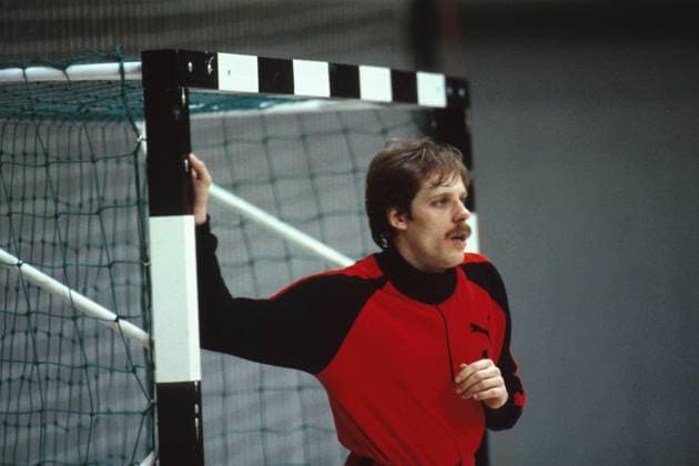 Torwart Klaus Wöller (BRD) lehnt sich an den Pfosten Handball Herren Nationalmannschaft 1982, Nationalteam, Nationaltrikot, Training, Vorbereitung, BR Deutschland Einzelbild
