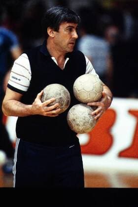 Trainer Petre Ivanescu (VfL) vollbepackt mit Bällen Handball EC 1 Herren Europapokal der Landesmeister 1983, Europa-Cup, Europacup, VfL Gummersbach Einzelbild Westfalenhalle Dortmund