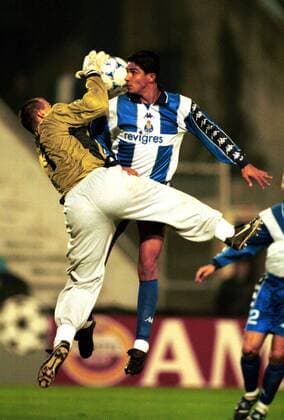 Mario Jardel (Porto, re.) im Luftduell mit Torhüter Gabor Kiraly (Hertha) Fußball EC 1 Herren Champions League 1999 2000, FC Porto - Hertha BSC Berlin 1:0 Gruppe Estadio Das Antas Porto