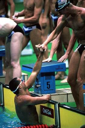 Olympiasieger Matthew Biondi (li., USA) jubelnd im Wasser Schwimmen OS Sommer Herren Olympische Sommerspiele 1988, Olympia, Olympiade, Spiele, Südkorea, Gruppe Seoul Begeisterung, Freude,