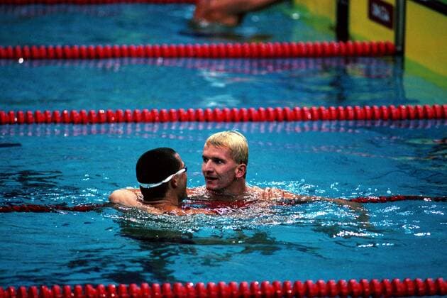Matthew Biondi (li., USA) in enger Umarmung mit Michael Groß (BR Deutschland) Schwimmen OS Sommer Herren Olympische Sommerspiele 1988, Olympia, Olympiade, Spiele, Südkorea, Gruppe Seoul Begeisterung, Freude, Kameradschaft,